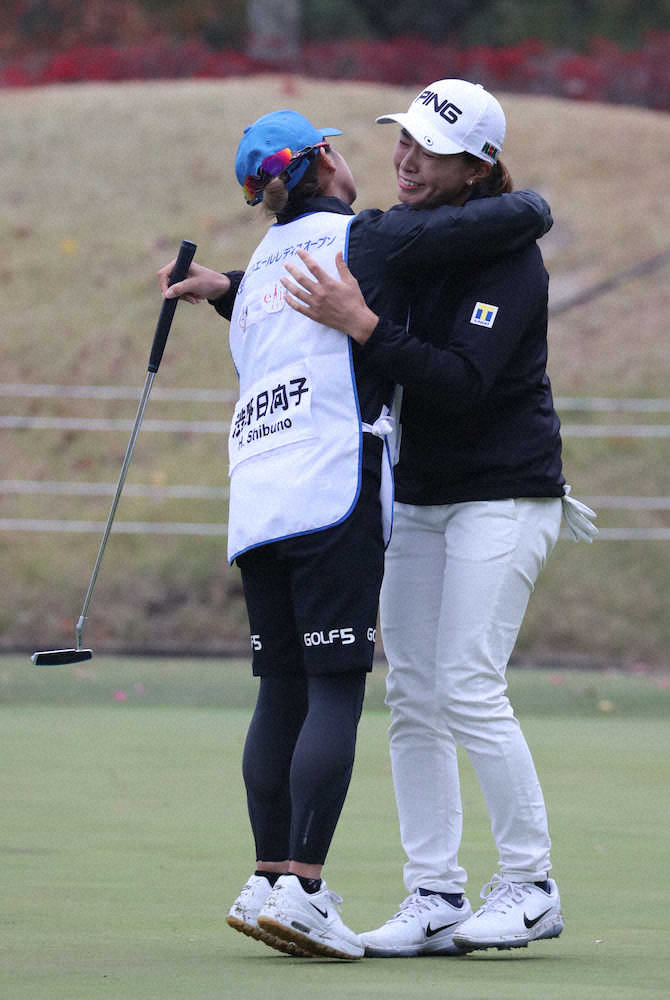 【画像・写真】渋野日向子　逆転で今季5勝目、ノーボギー66！賞金女王争いは最終戦ツアー選手権へ