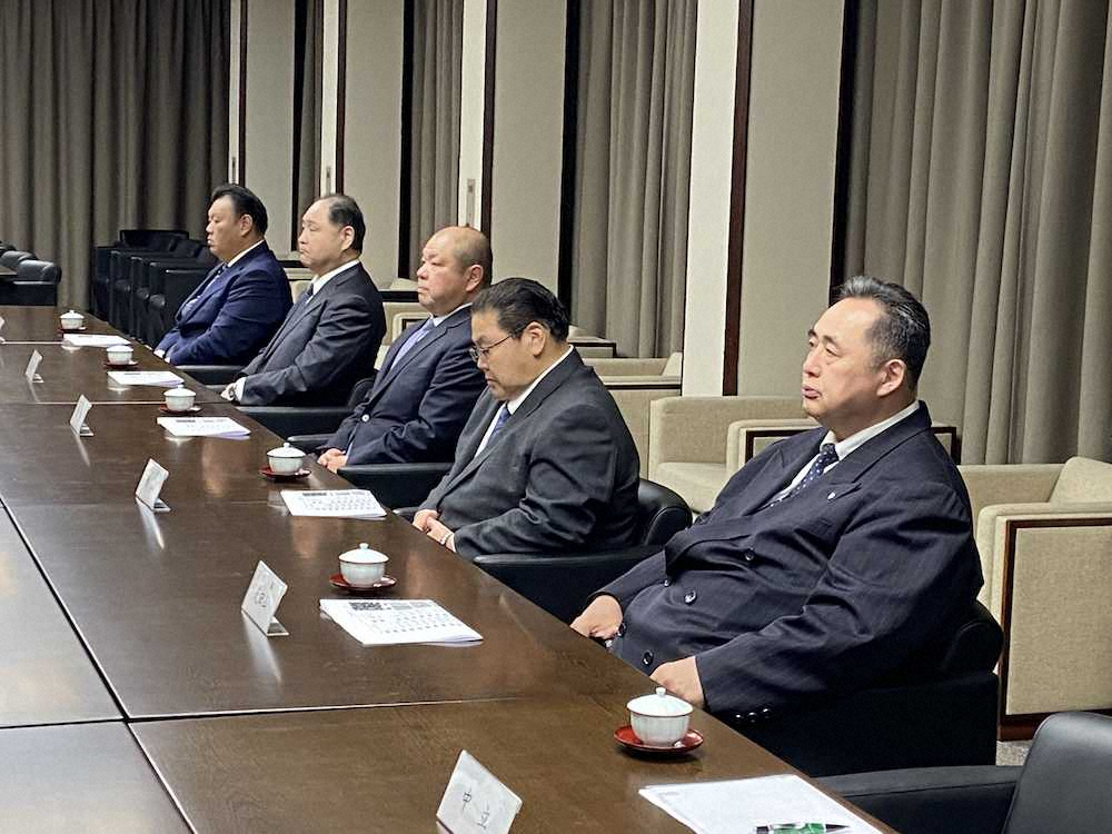 横審の会合に臨む日本相撲協会の八角理事長（中央）ら