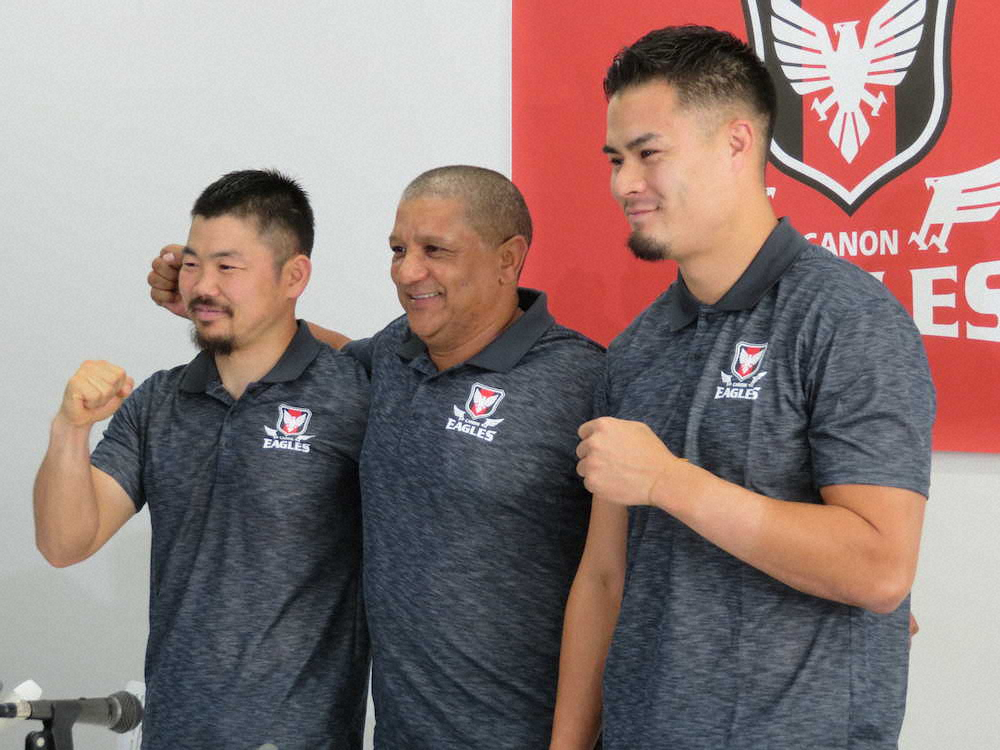会見を行ったキヤノンの（右から）田村優、アリスター・クッツェー・ヘッドコーチ、今季加入した田中史朗