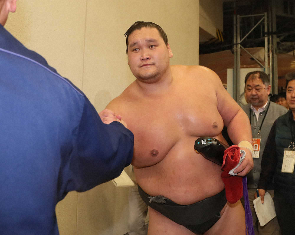 大相撲九州場所13日目　照ノ富士は幕下で全勝優勝を決め関係者を握手