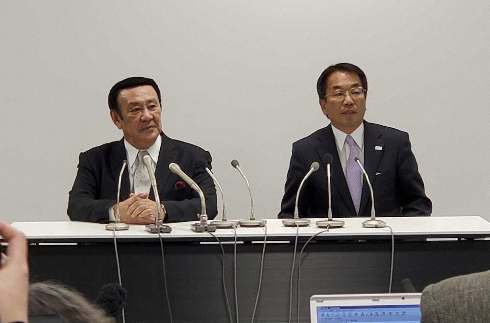 会見する全日本テコンドー協会の金原会長（左）と検証委員会の境田委員長
