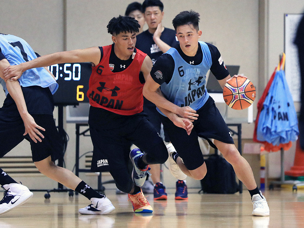 今年6月のバスケットボール男子日本代表第一次育成合宿で田中力（左）と競りながらドリブルするテーブス海（撮影・白鳥　佳樹）