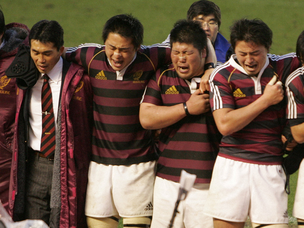 2008年1月、大学選手権で優勝し、「荒ぶる」を合唱する（左から）中竹監督、権丈主将、畠山、五郎丸