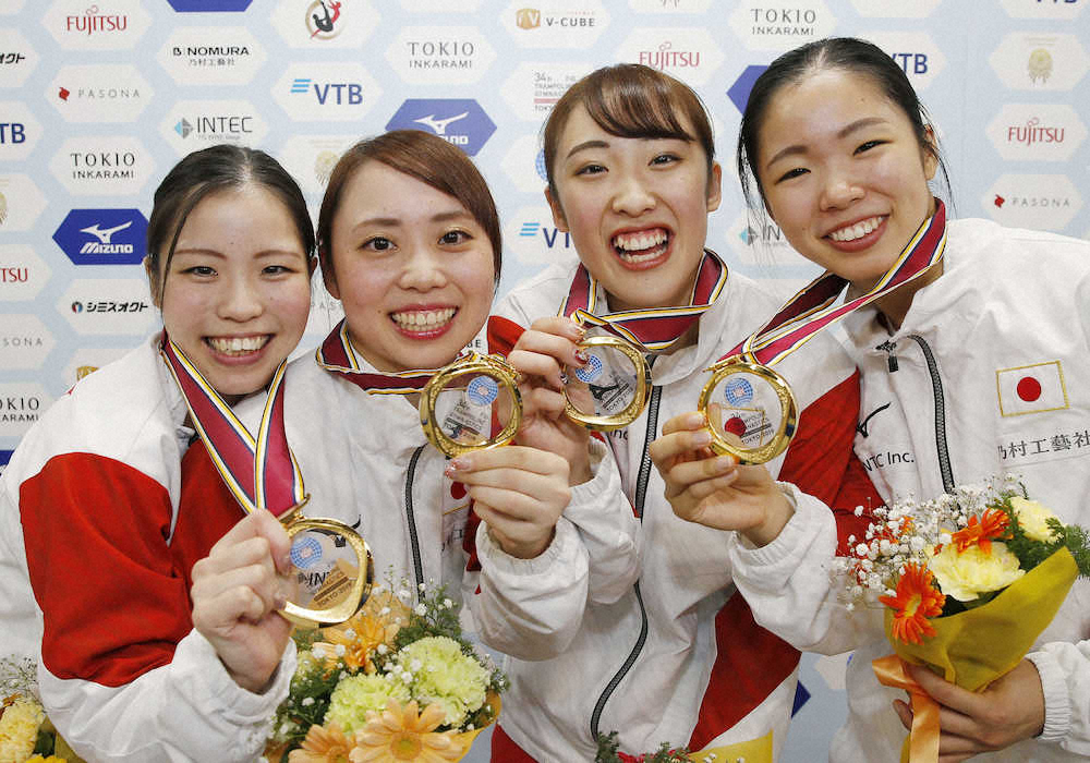 女子団体で優勝し、金メダルを手にする（左から）佐竹、土井畑、森、宇山