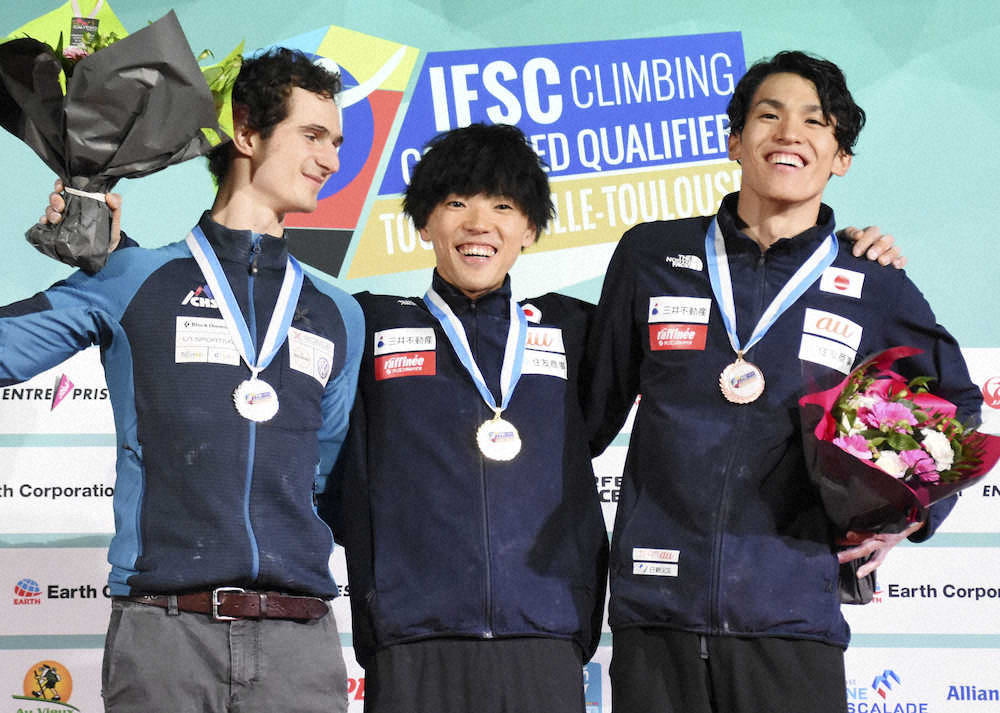 スポーツクライミング東京五輪予選　表彰式で笑顔を見せる、優勝した藤井快（中央）と3位の楢崎明智（右）