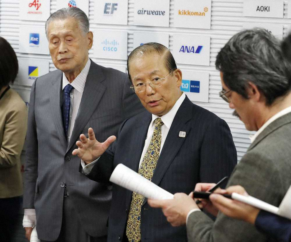 取材に応じる組織委の武藤敏郎事務総長。左は森喜朗会長