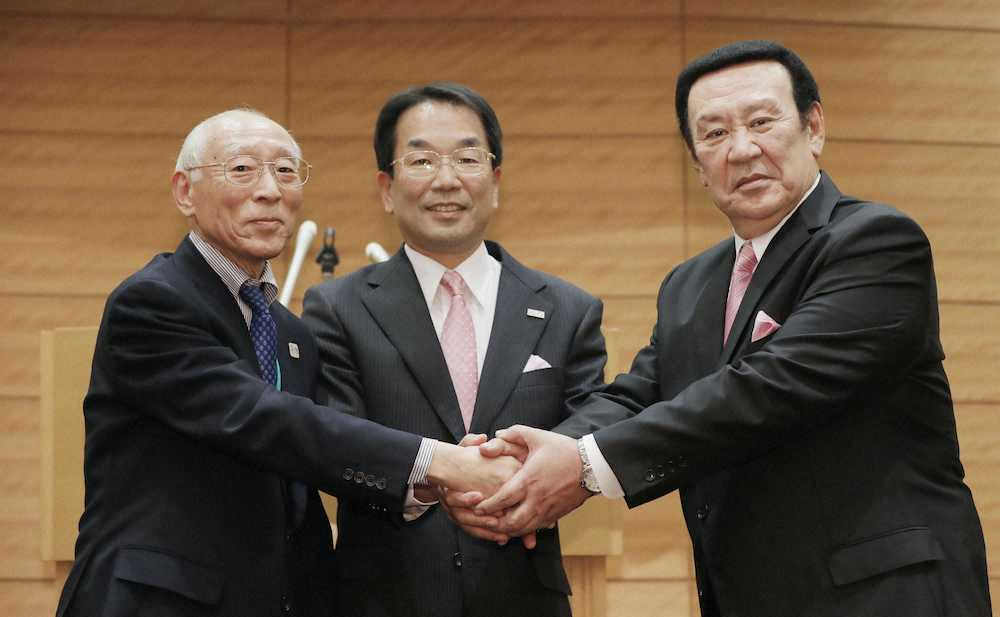 「新生テコンドーを応援する会」の設立総会で、握手する全日本協会の金原会長（右）と新会長就任が明らかとなった木村（左）