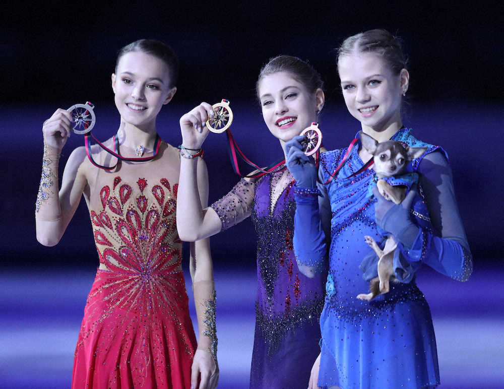 ロシア勢が表彰台独占！（右から）トルソワ、優勝したコストルナヤ、2位のシェルバコワ（撮影・小海途　良幹）