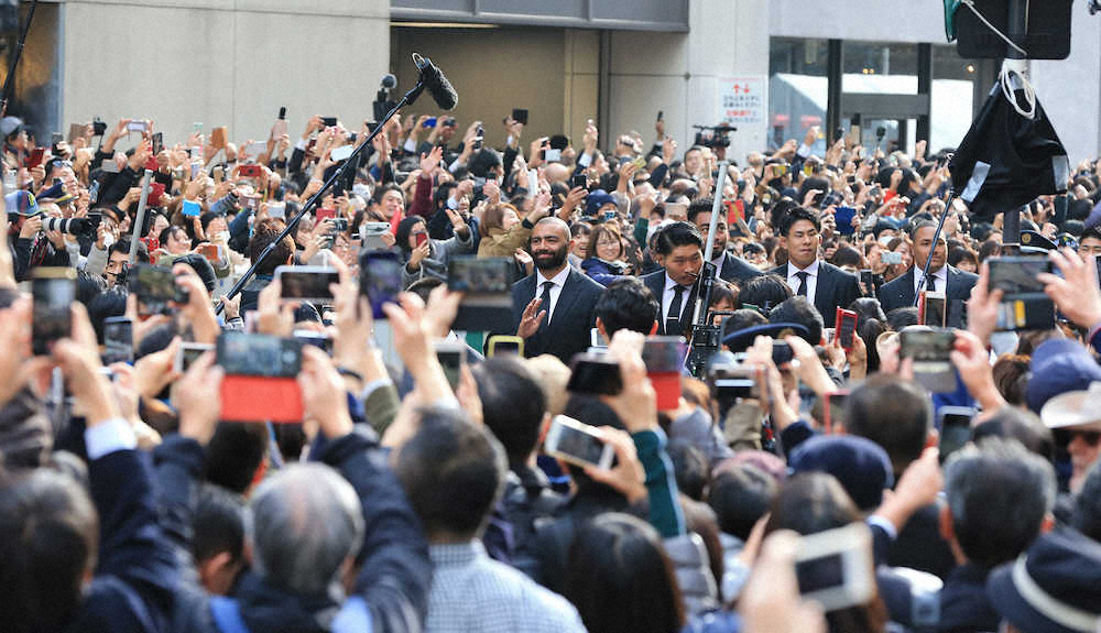 ラグビー日本代表パレードが有楽町駅前をスタート。リーチが手を振る（撮影・篠原岳夫）