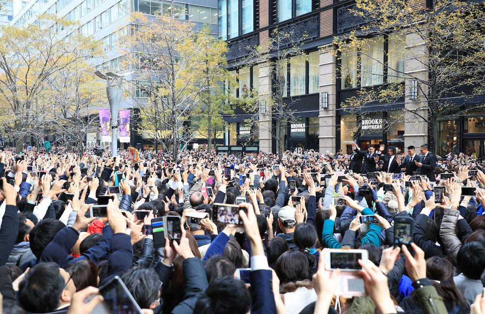 ＜ラグビー日本代表丸の内パレード＞途中のお立ち台の上から手を振る（左から）ラブスカフニ、姫野、堀江、具、ツイ（撮影・篠原岳夫）