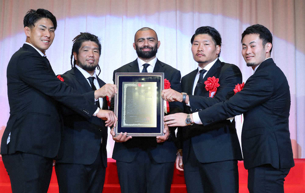 表彰盾に手をかけ、笑顔を見せるラグビー日本代表の（左から）徳永、堀江、リーチ、稲垣、福岡（撮影・木村　揚輔）