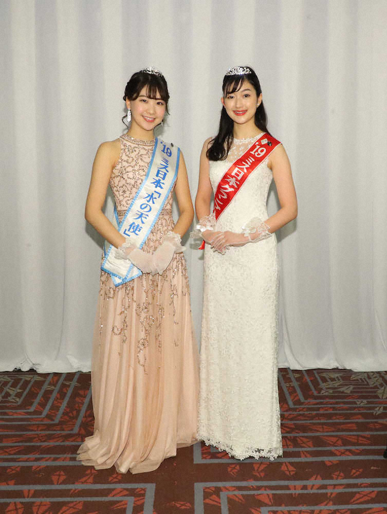 【画像・写真】表彰式の手伝いを行ったミス日本グランプリ・渡會亜衣子さん（右）とミス日本「水の天使」・西尾菜々美さん（撮影・木村　揚輔）