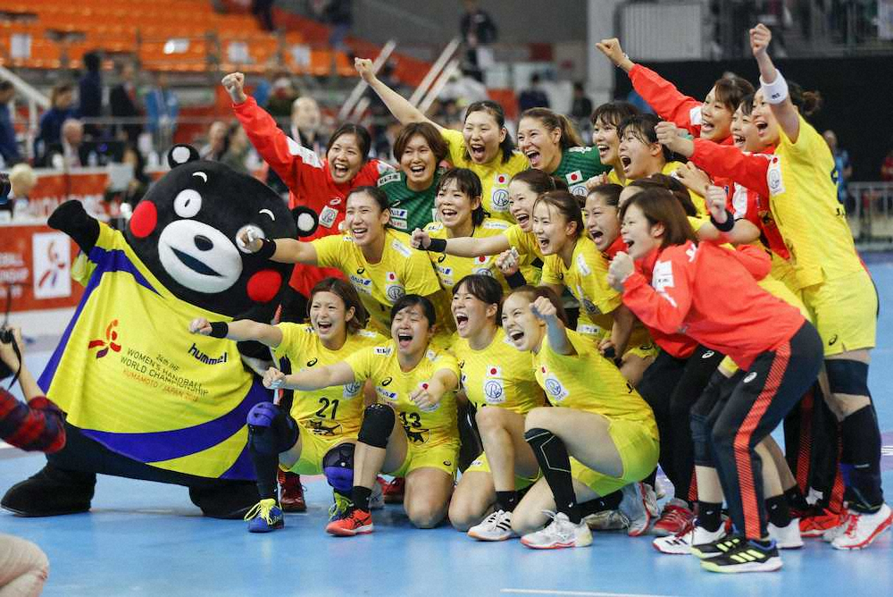 2次リーグ最終戦でルーマニアに快勝し、笑顔で集合写真に納まる日本代表の選手たち