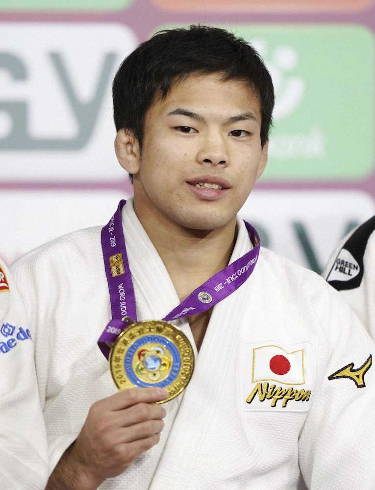 男子60キロ級で優勝し、金メダルを手に笑顔の永山竜樹