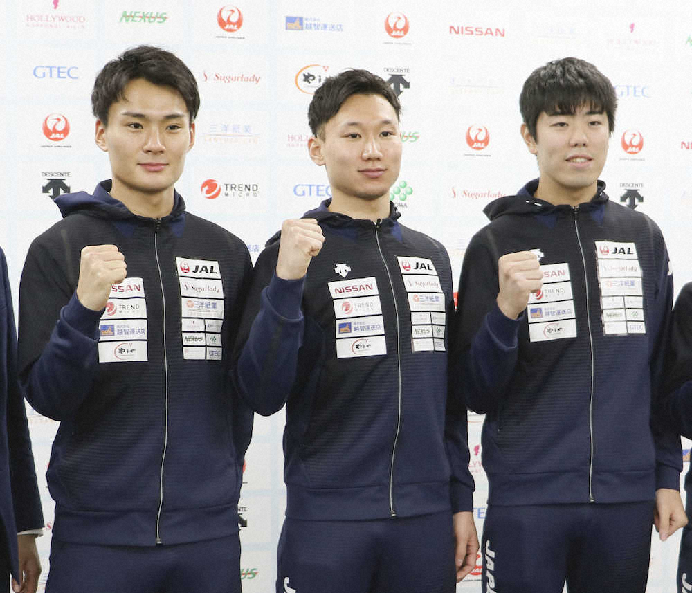 【画像・写真】記者会見でポーズをとるフェンシング男子フルーレの（左から）松山恭助、西藤俊哉、敷根崇裕