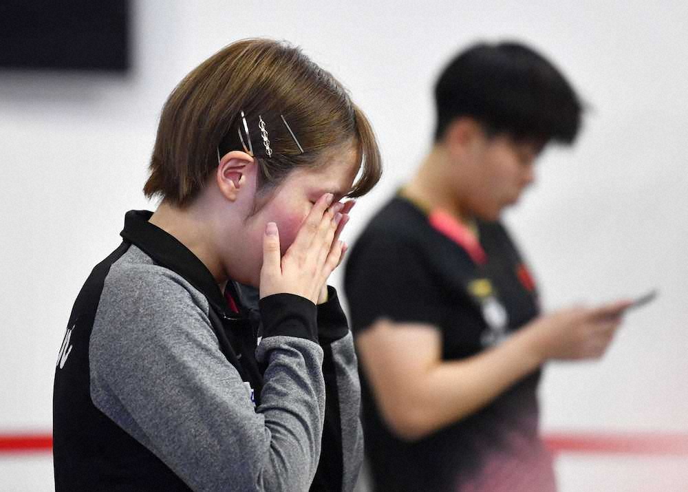 【画像・写真】女子シングルス1回戦で敗れ、涙を拭う平野美宇