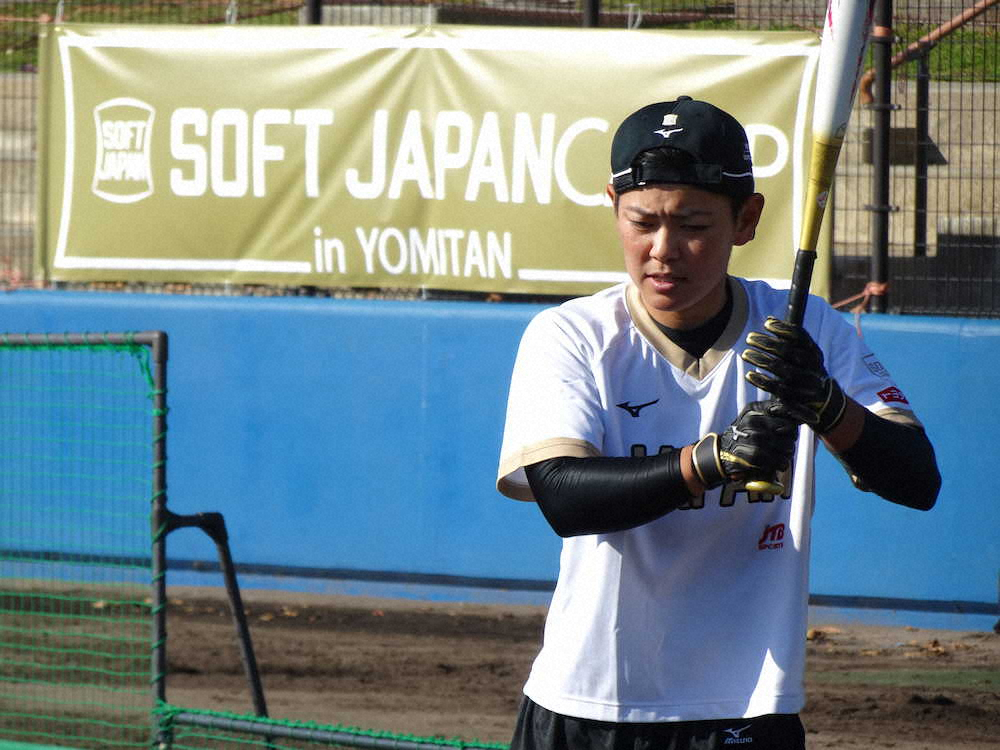 ソフトボール女子日本代表の市口侑果内野手は打撃練習で汗を流す