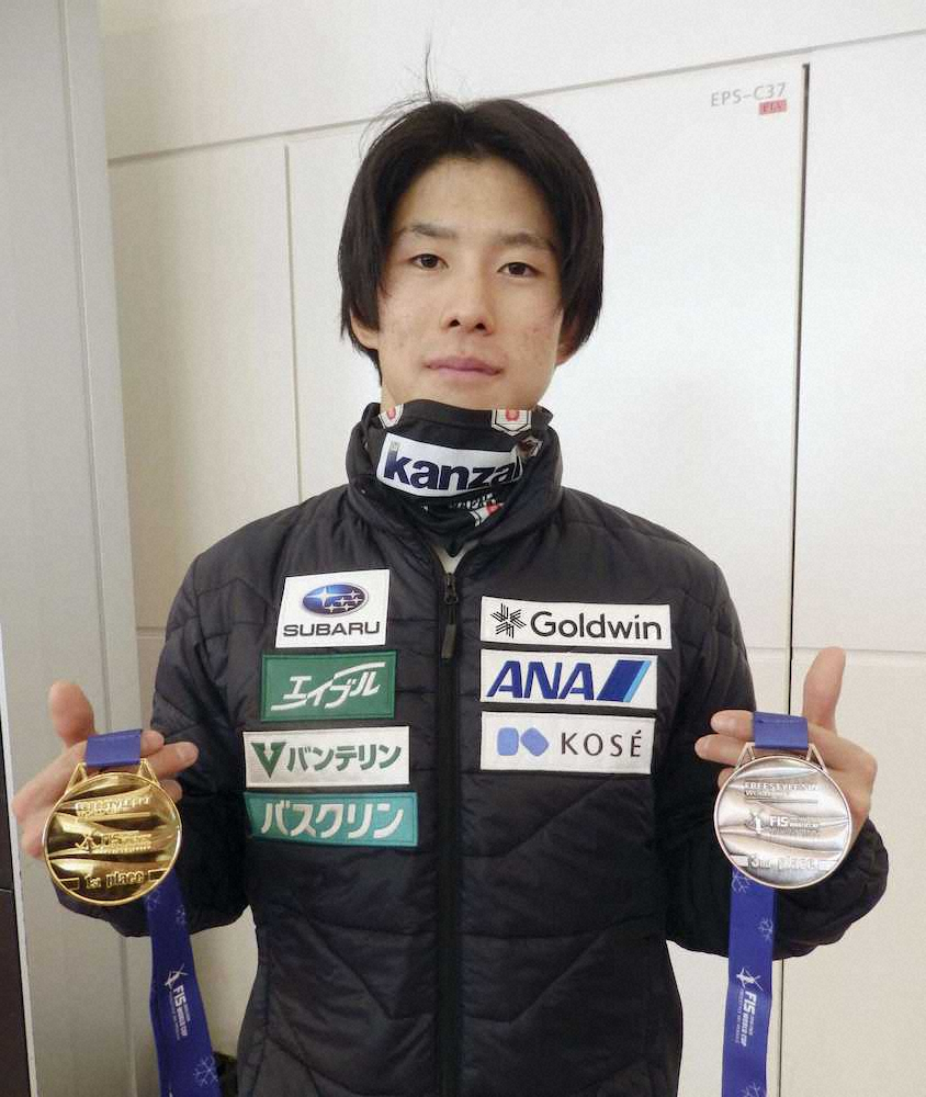 羽田空港に帰国し、W杯で獲得したメダルを見せる男子モーグルの堀島