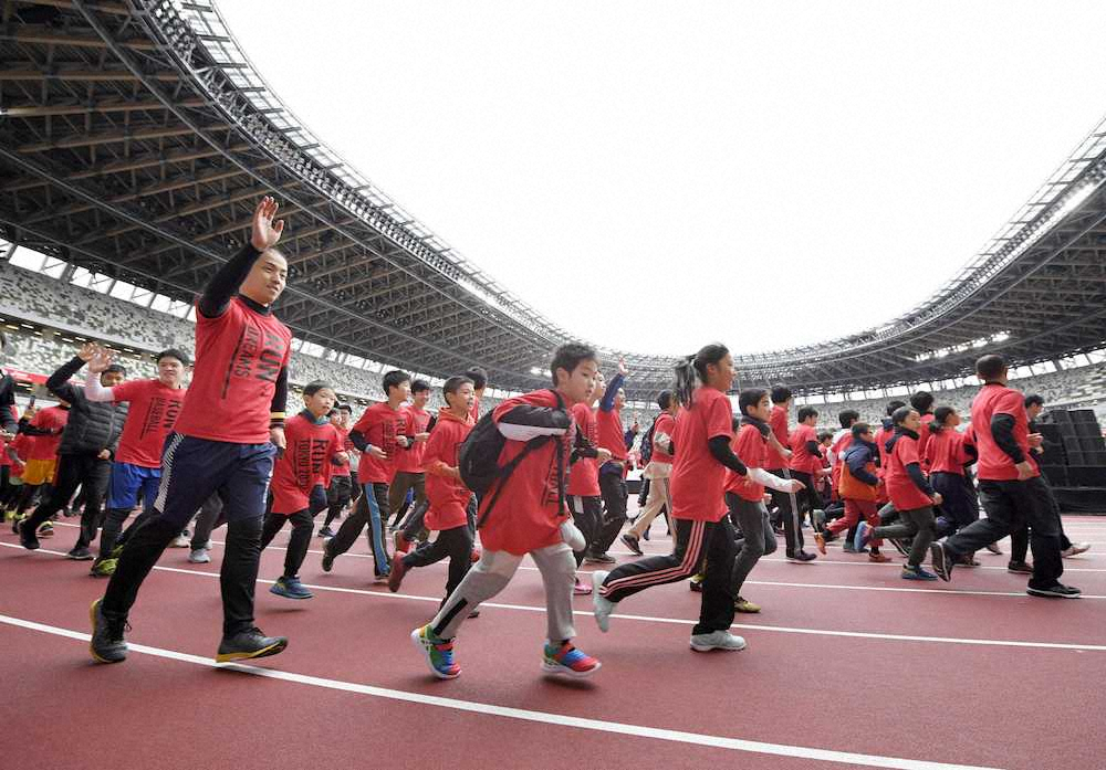 【画像・写真】新国立競技場で桐生祥秀ら“走り初め”、吉田沙保里さんはリレーで転倒…苦笑い