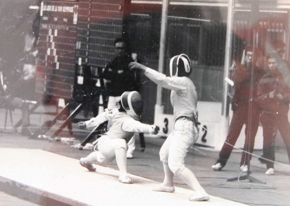 64年、東京五輪フェンシング女子フルーレに出場し、米国選手と対戦する大和田智子さん（左）（大和田智子さん提供）