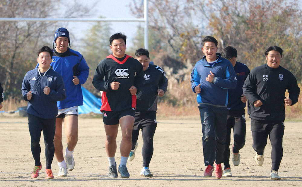 No.8奥井章仁主将（左から3人目）を先頭に笑顔でランニングする大阪桐蔭の選手たち