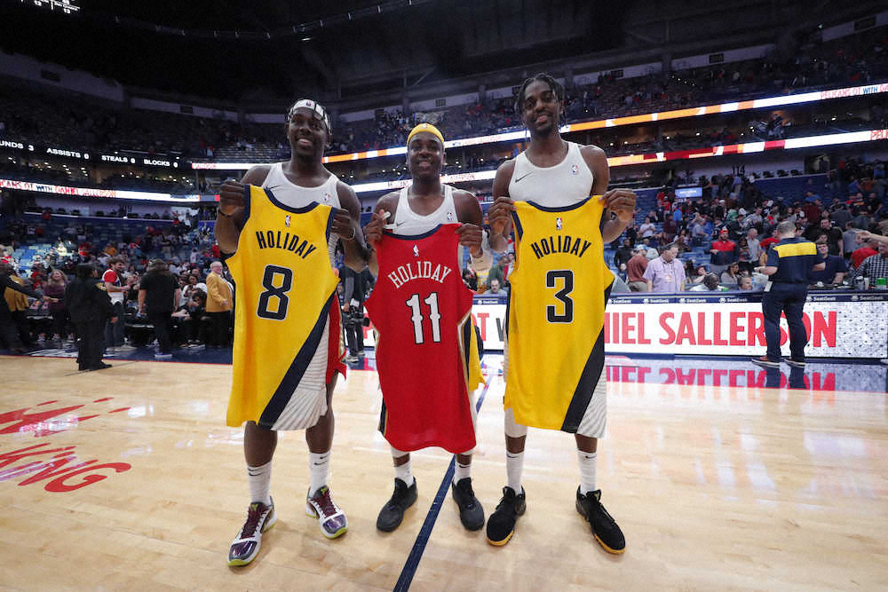 NBA史上初めて３兄弟による「同時オンコート」を達成したホリデー兄弟（AP）