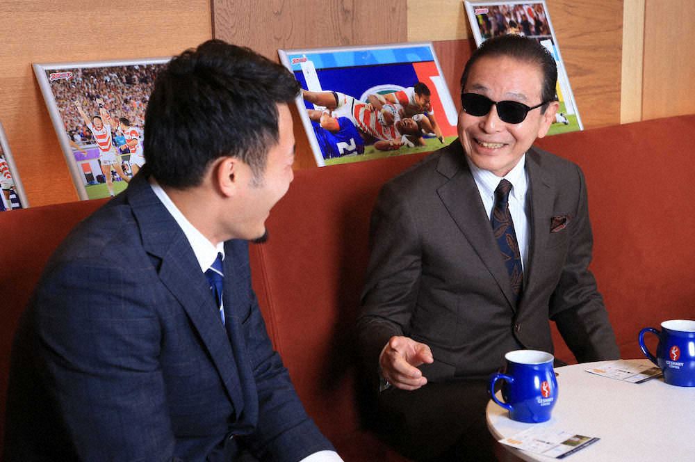 【画像・写真】和やかな雰囲気で対談するタモリ（右）と福岡（撮影・吉田剛）