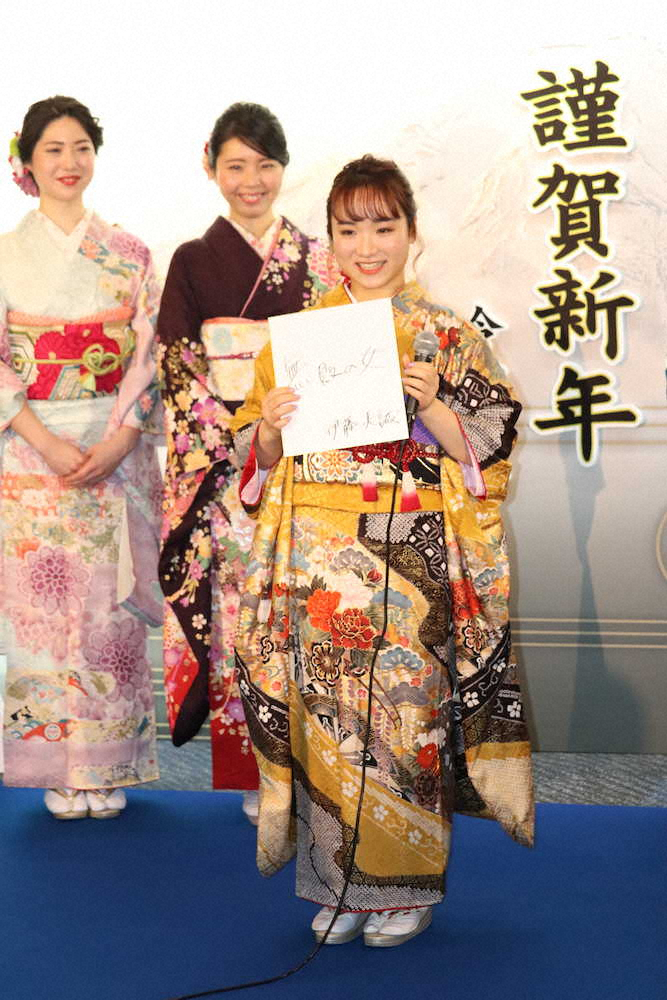 【画像・写真】伊藤美誠「初日の出フライト」で振り袖姿　20年の抱負は「無敗の女」