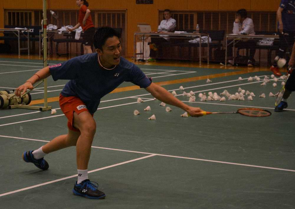 バドミントン日本代表が元日に練習を公開。シャトルを追う男子シングルスの桃田