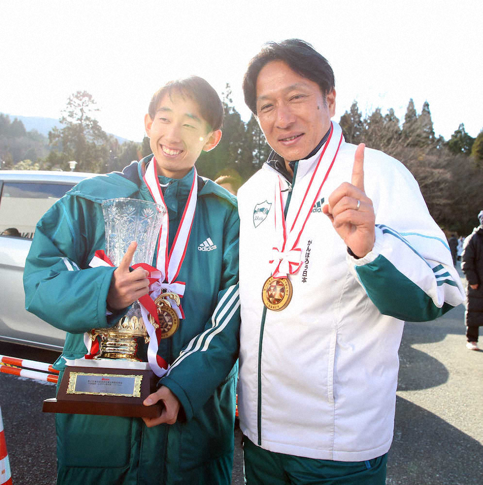 【画像・写真】往路優勝を決め、原監督（右）と笑顔を見せる2区区間賞の快走を見せた青学大・岸本（撮影・木村　揚輔）