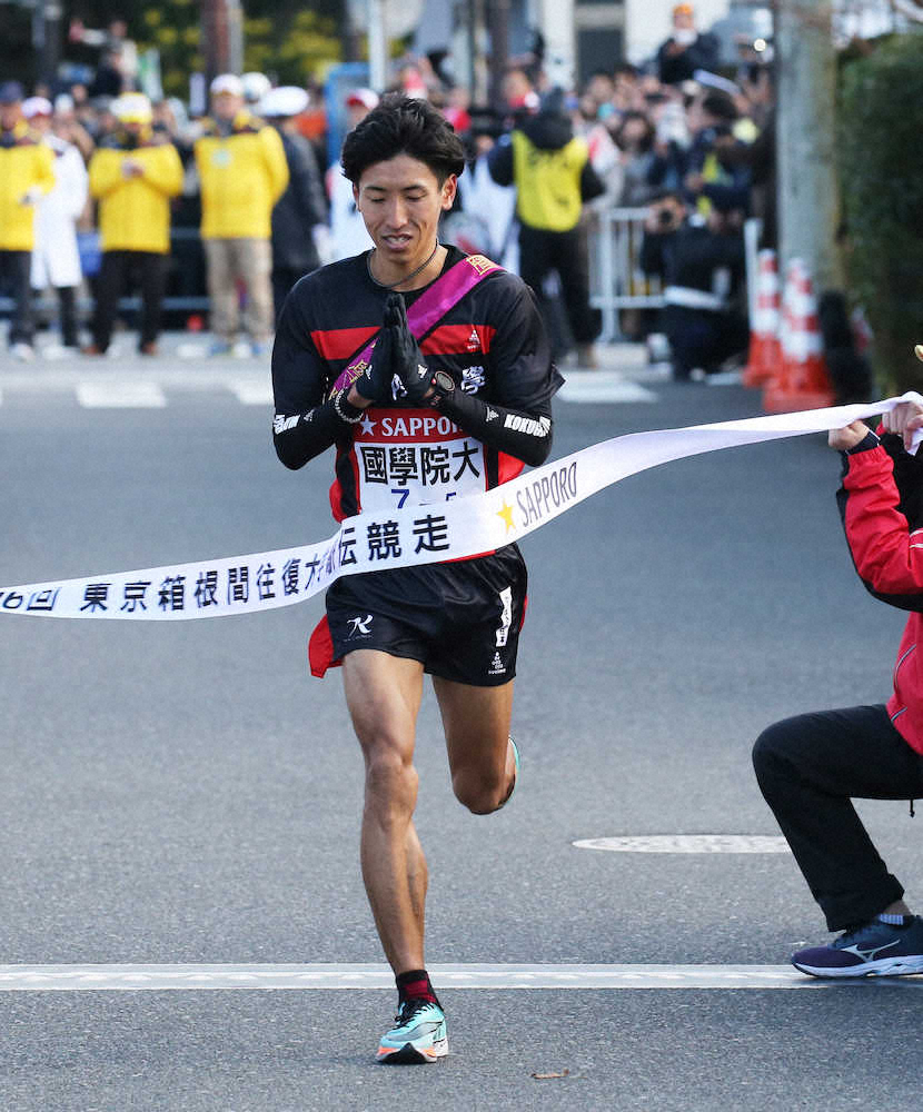 【画像・写真】2位でゴールする国学院大の浦野（撮影・西海健太郎）