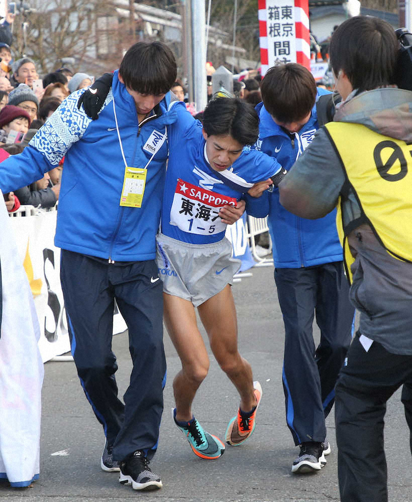 【画像・写真】ゴールしチームメートに支えられる東海大の西田（撮影・西海健太郎）
