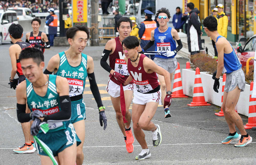 【画像・写真】戸塚中継所、3区・井川にたすきを繋ぐ早大・太田（中央）（撮影・会津　智海）