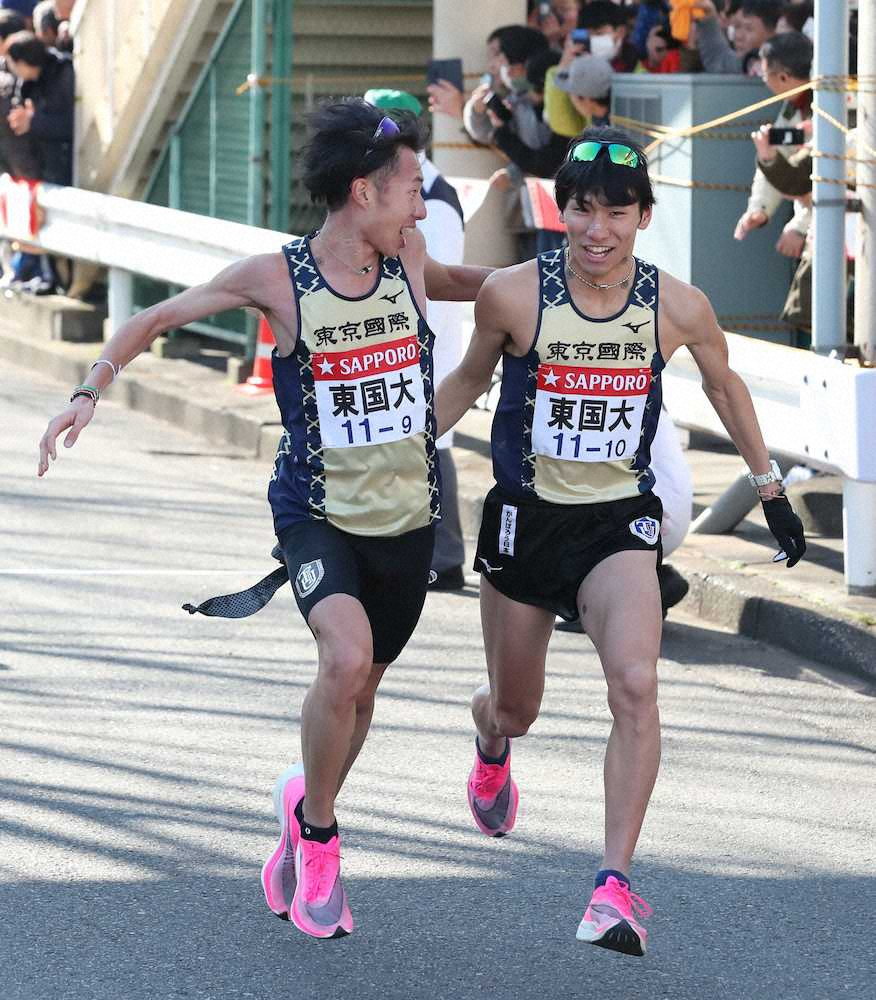 【画像・写真】鶴見中継所で東京国際大・10区の内山（右）にタスキをつなぐ9区の相沢（撮影・村上　大輔）