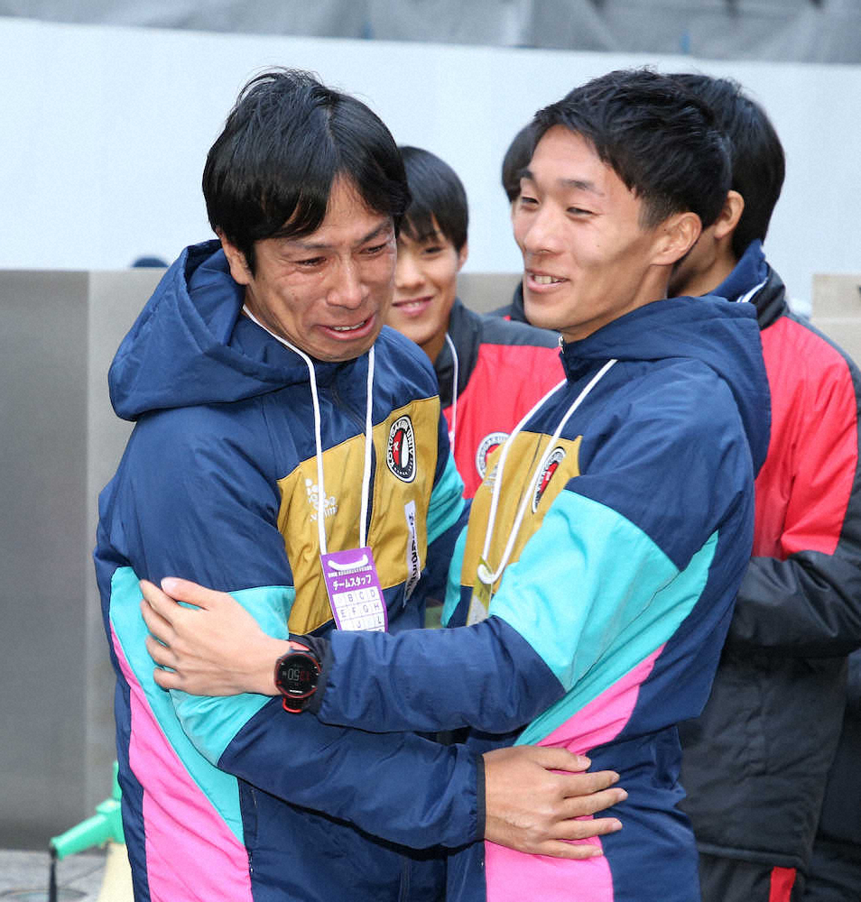 【画像・写真】国学院大・土方英和主将（右）と抱き合い涙する前田監督（撮影・小海途　良幹）