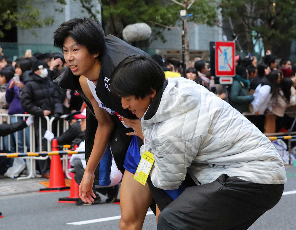 【画像・写真】ゴールし、関係者に迎えられる日体大・中川（左）（撮影・木村　揚輔）