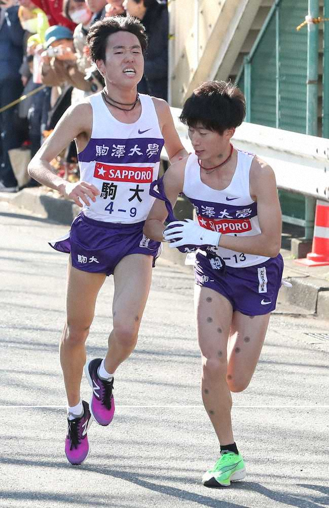 【画像・写真】鶴見中継所、駒大・9区の神戸（左）が10区の石川にタスキをつなぐ（撮影・村上　大輔）