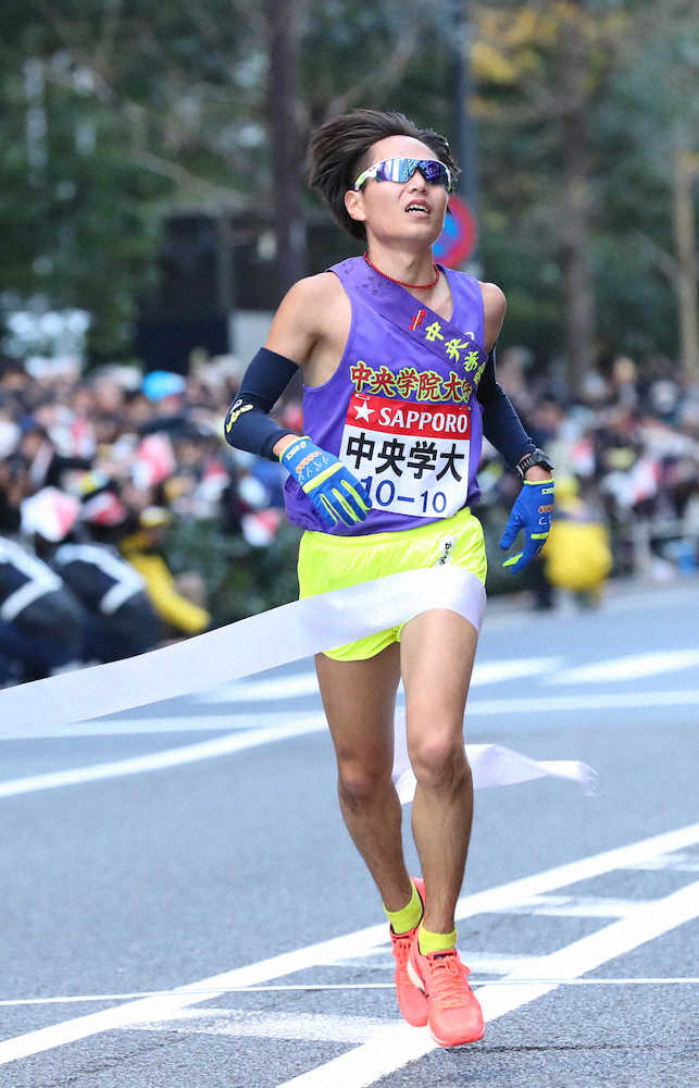【画像・写真】10区、総合11位でゴールする中央学院大・石綿（撮影・木村　揚輔）