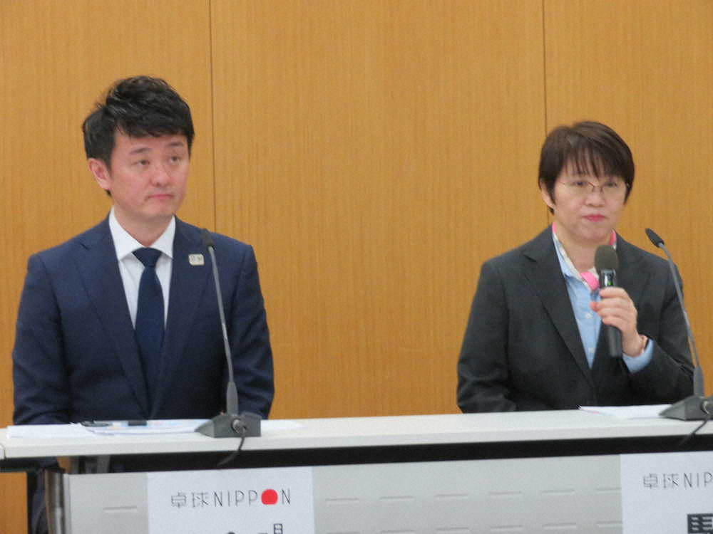 五輪代表を発表する男子の倉嶋監督（左）と女子の馬場監督　　　　　　　　　　　　　　　　　　　　　　　　　　　　　　　