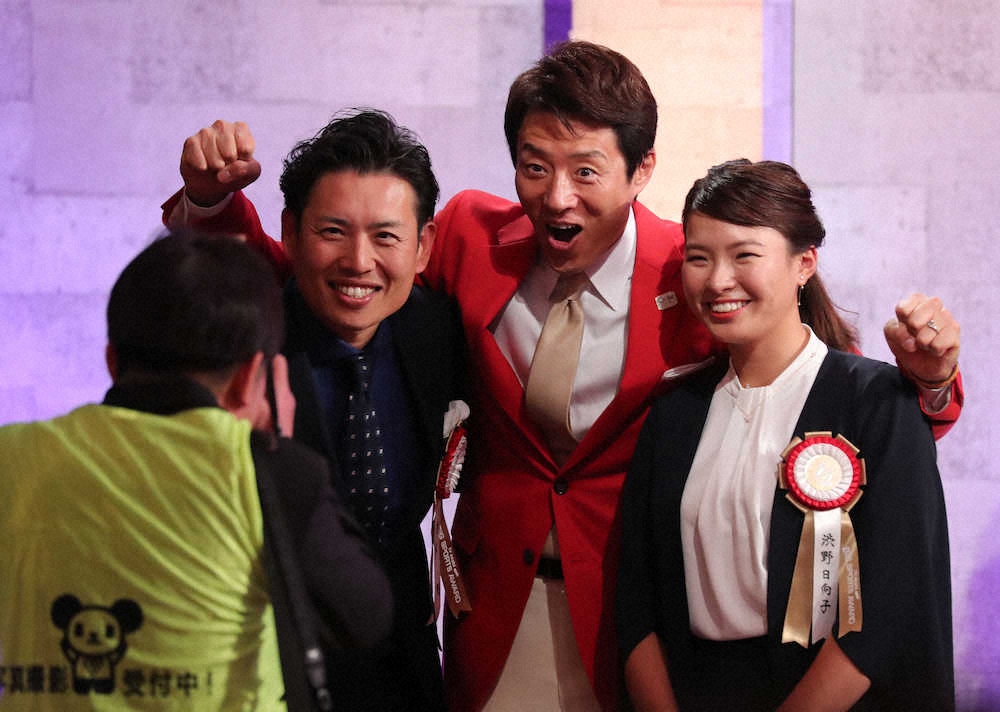 ビッグスポーツ賞 松岡修造 中央 と記念撮影するゴルフ 渋野日向子と青木コーチ 撮影 吉田 剛 スポニチ Sponichi Annex スポーツ