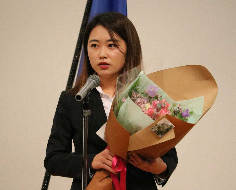 在学する大手前大の激励会で花束を手にあいさつする安田祐香