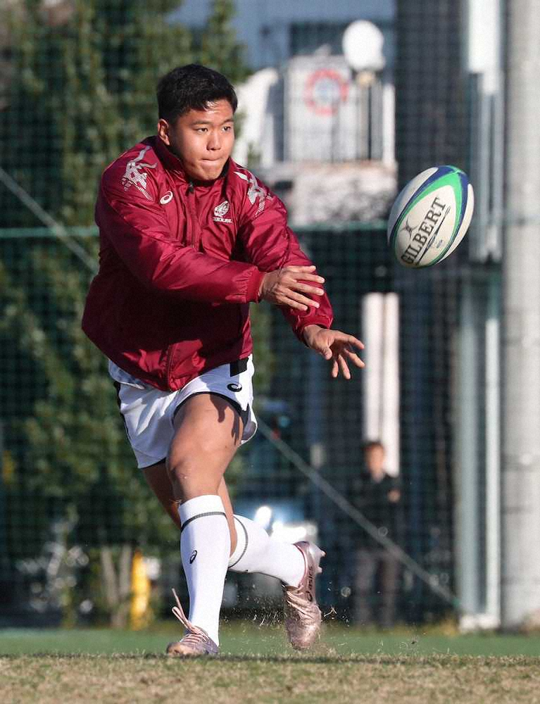 【画像・写真】練習でパスを出す早大SO岸岡（撮影・村上　大輔）