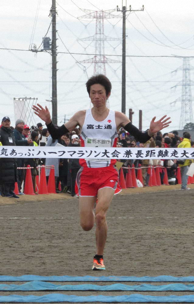 栃木・高根町元気あっぷハーフマラソンに出場し、1位でゴールする中村匠吾