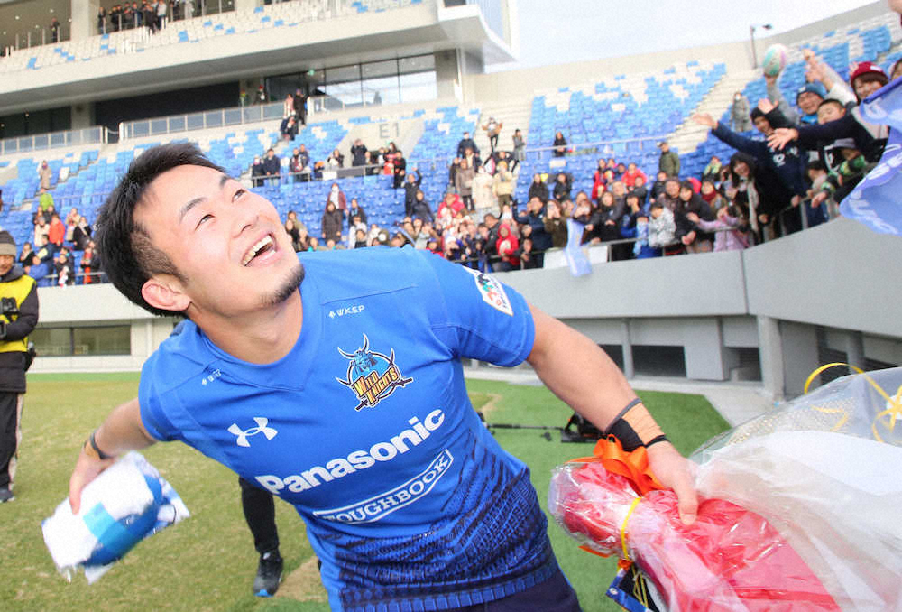 【画像・写真】試合後、観客席にサイン入りグッズを再度投げ込むパナソニックのWTB・福岡（撮影・木村　揚輔）