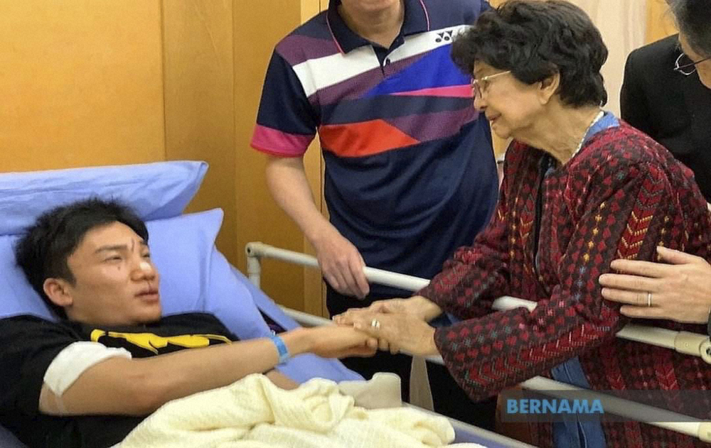 衝突事故で顔を負傷し、病院でマレーシア首相夫人から見舞いを受ける桃田（ベルナマ通信提供）