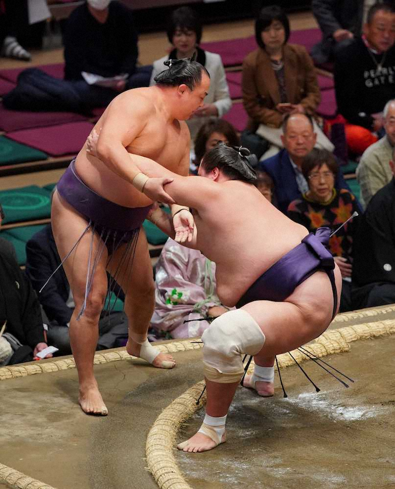 【画像・写真】照ノ富士　無傷4連勝、蒼国来にイメージ通りの相撲　早くも十両単独トップ