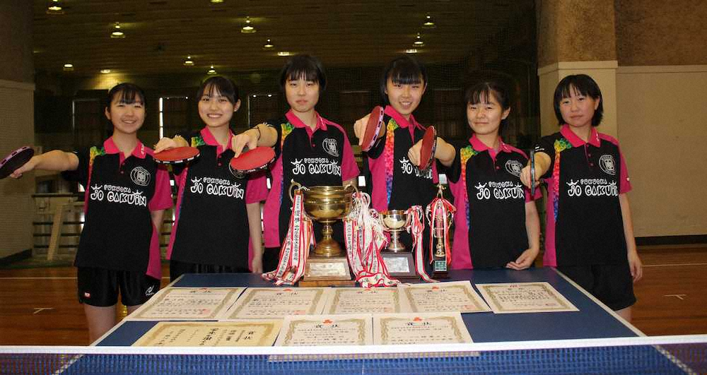 福岡女学院卓球部。左から有吉、田中、増田、韓、松尾、山田