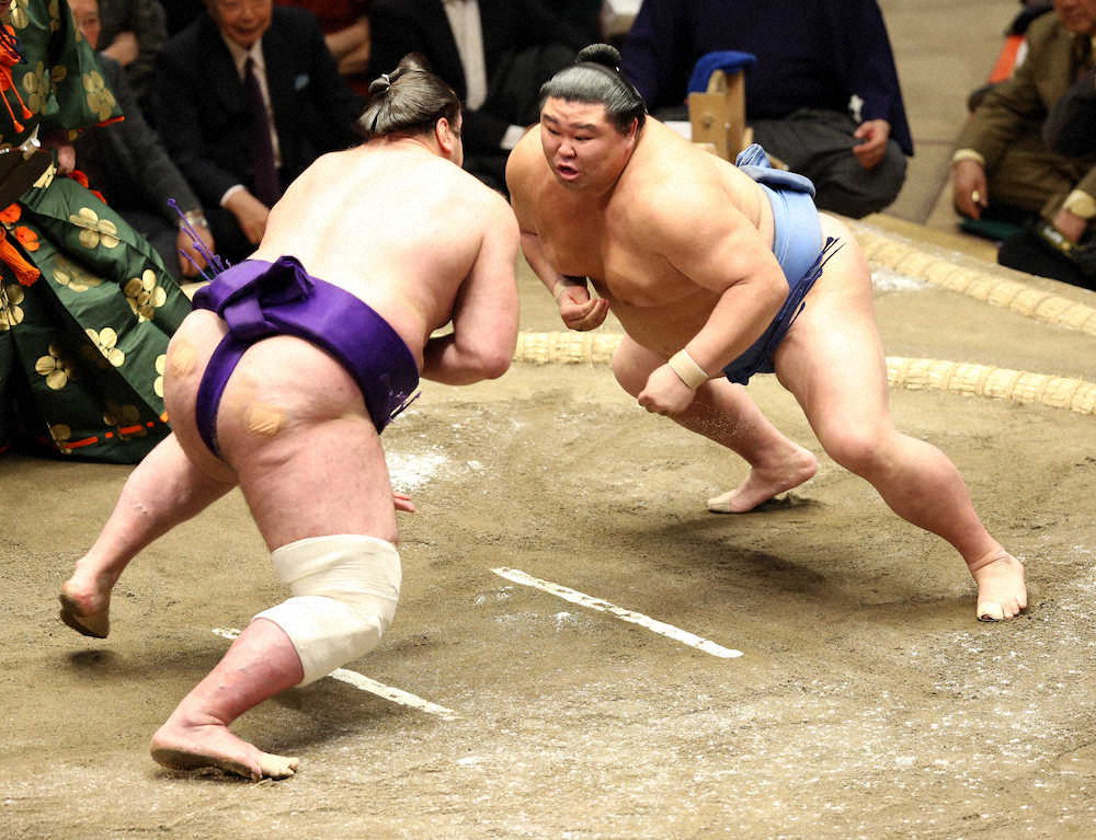 【画像・写真】栃ノ心（左）と正面から立合う正代（撮影・久冨木　修）　