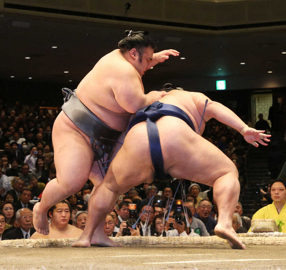 【画像・写真】御嶽海を突き落としで破る貴景勝（左）（撮影・西海健太郎）
