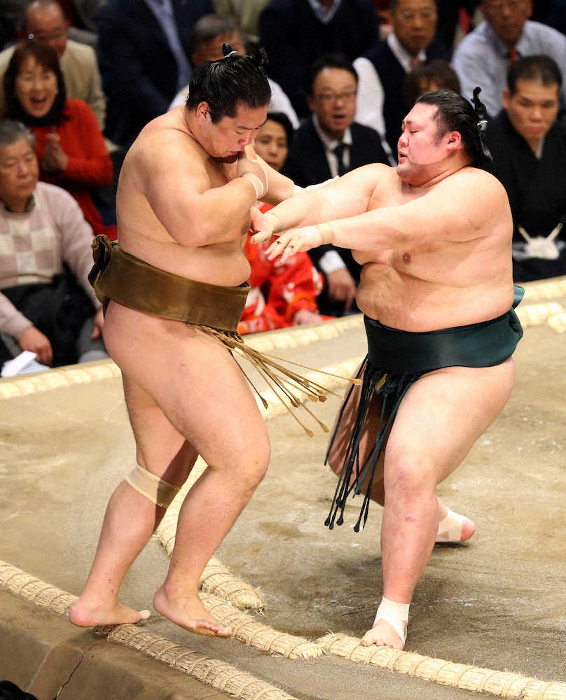 【画像・写真】輝（左）を押し出しで破る豊山（撮影・久冨木　修）　